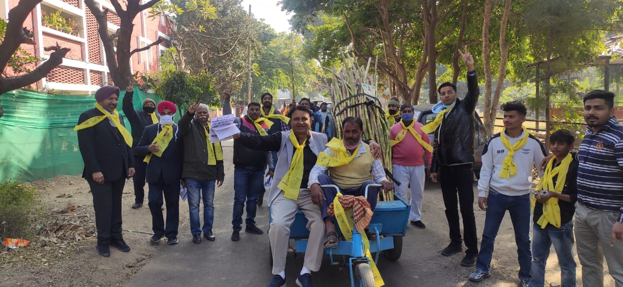 uploads/Surinder Sharma distributed Free Sugarcane juice to ward residents