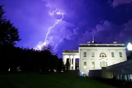 Lightning fell outside the White House
