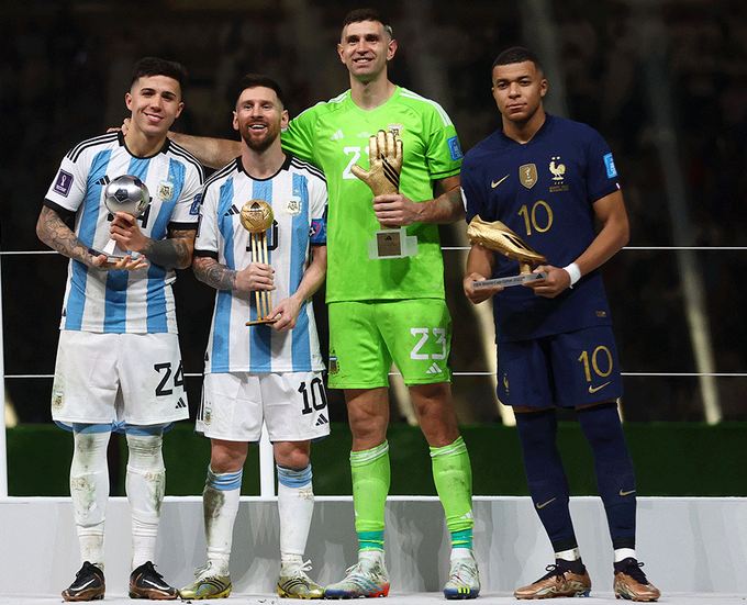 Lionel Messi Gets Young Player Award in FIFA Soccer World Cup